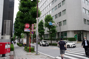 横浜西口りそな銀行前交差点
